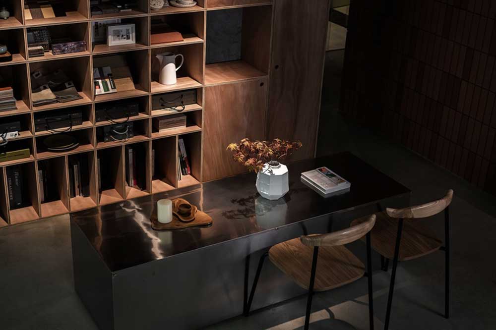 深圳國際影視文化城簡約風(fēng)格辦公室裝修不銹鋼陳列展示臺(tái)