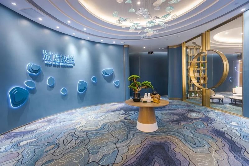 深藍(lán)故事古典按摩區(qū)域美容機構(gòu)天花水晶吊頂入室等待區(qū)