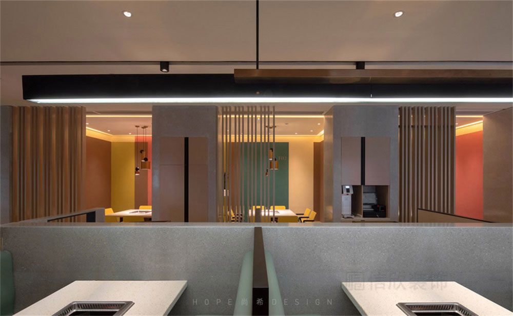 深圳南山現(xiàn)代簡約風(fēng)格火鍋店裝修設(shè)計(jì)高級(jí)灰水磨石半高隔斷