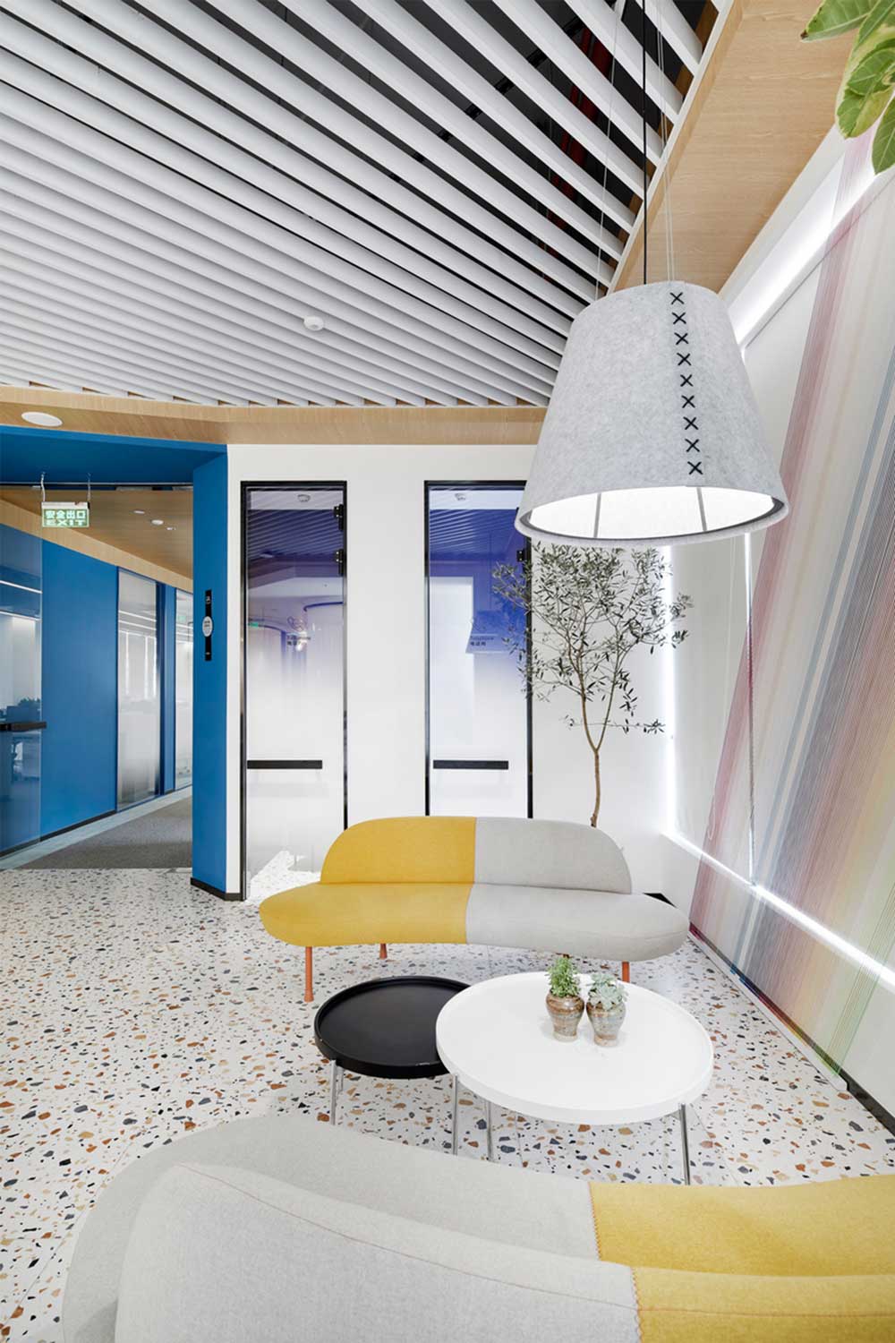 深圳龍華區(qū)華僑城北站壹號(hào)現(xiàn)代風(fēng)格辦公室裝修等候區(qū) 深圳龍華區(qū)華僑城北站壹號(hào)現(xiàn)代風(fēng)格辦公室裝修等候區(qū)