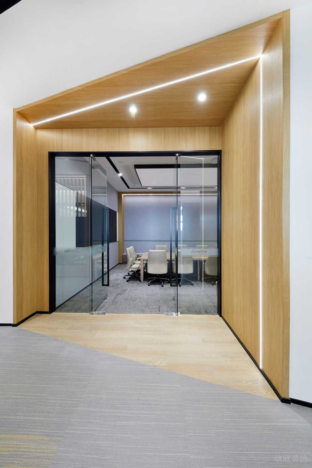 深圳市龍華區(qū)鴻榮源天俊現(xiàn)代簡(jiǎn)約風(fēng)格辦公室裝修座談接待室入口