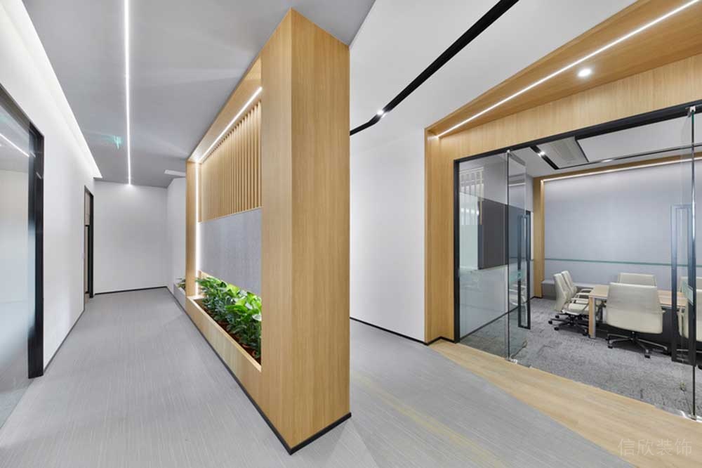 深圳市龍華區(qū)鴻榮源天俊現(xiàn)代簡(jiǎn)約風(fēng)格辦公室裝修原木色格柵造型玄關(guān)