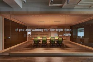 深圳光明區(qū)招商智慧城簡(jiǎn)約北歐風(fēng)辦公室裝修會(huì)議室效果圖