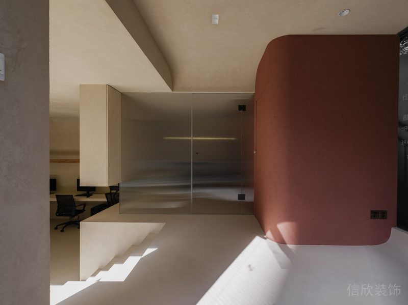 弧線棕色墻體圓角過(guò)道玻璃階梯式辦公室裝修