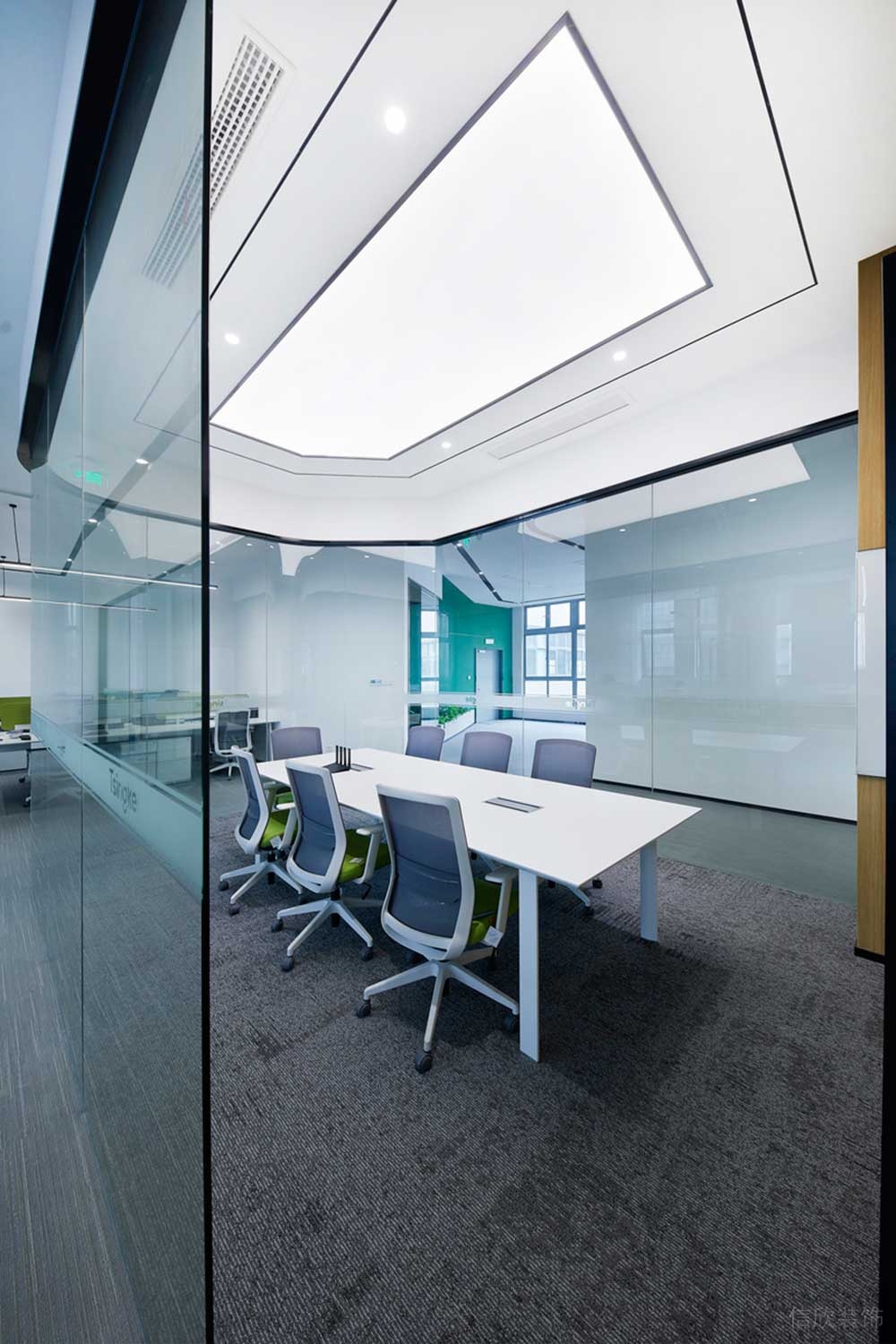 深圳市龍華區(qū)鴻榮源天俊現(xiàn)代簡(jiǎn)約風(fēng)格辦公室裝修會(huì)議室