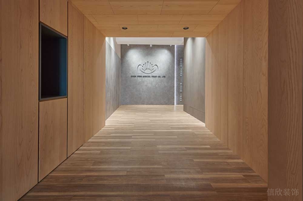 原木風(fēng)瑜伽機(jī)構(gòu)裝修過道通體環(huán)境設(shè)計(jì)內(nèi)嵌式墻體鏤空