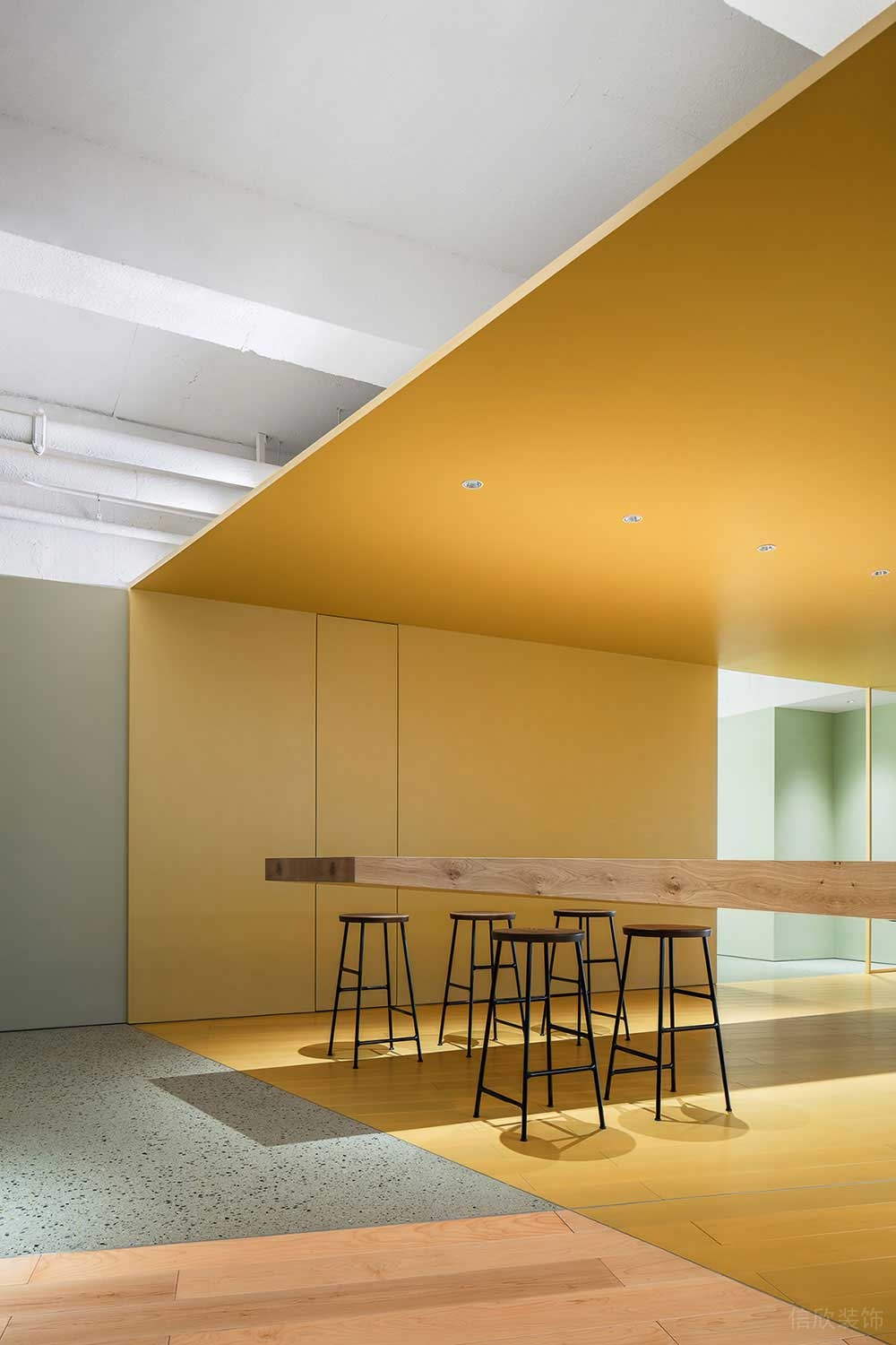 北歐工業(yè)風辦公室項目吧臺休閑區(qū)裝修圖