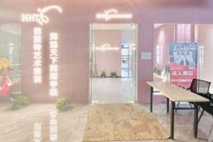 鋼琴教室玻璃隔斷前臺區(qū)接待簡約打卡區(qū)域粉色拱形門框