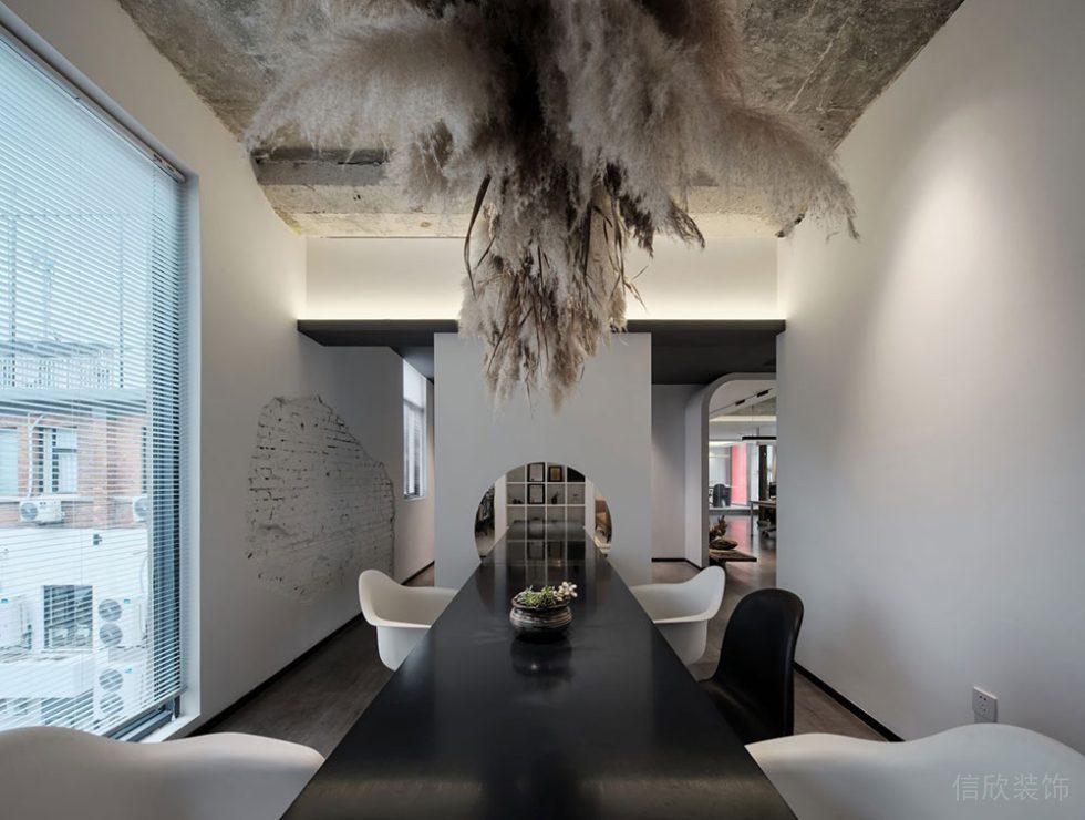 工業(yè)風辦公空間案例特色洽談區(qū)設(shè)計裝修圖