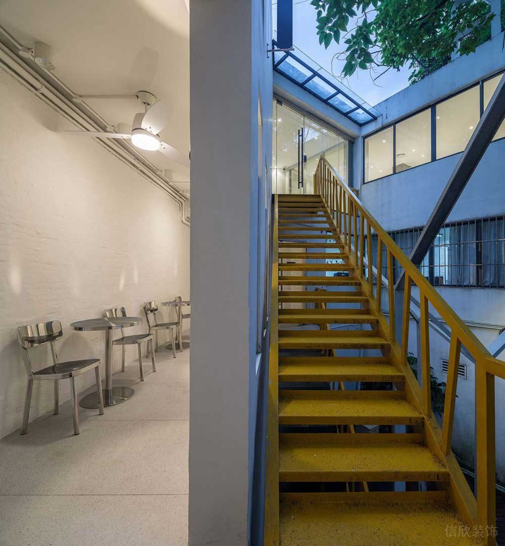 工業(yè)風商務(wù)辦公場所過廊樓梯裝修圖