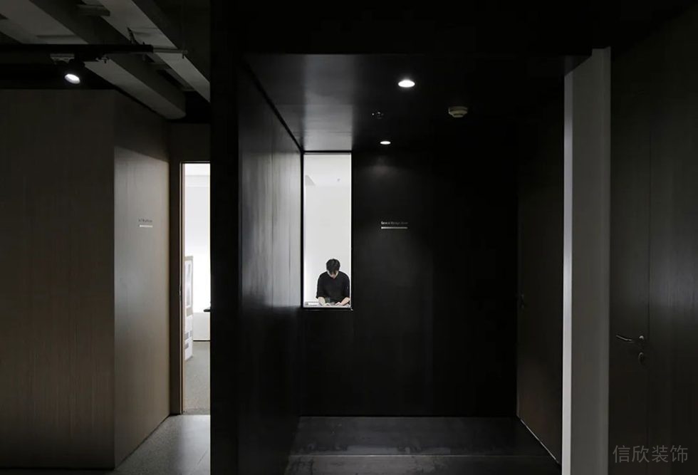工業(yè)風商務(wù)辦公場所過廊裝修圖