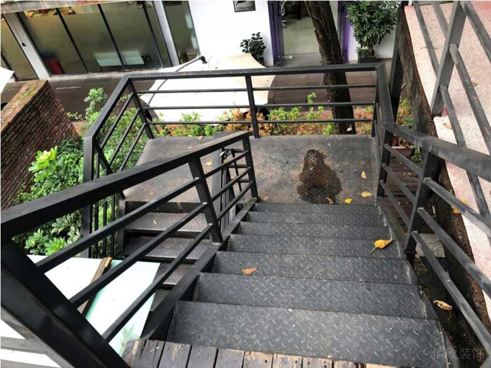 工業(yè)風商務(wù)辦公場所室外樓梯裝修圖