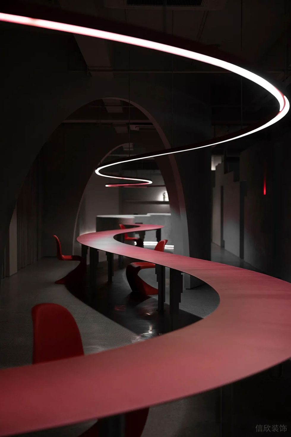 工業(yè)風商務(wù)辦公空間弧形吧臺工作區(qū)裝修圖