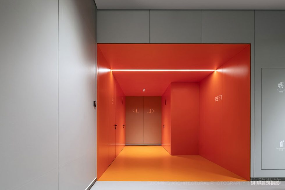 現(xiàn)代北歐風(fēng)辦公室門(mén)廊裝修圖