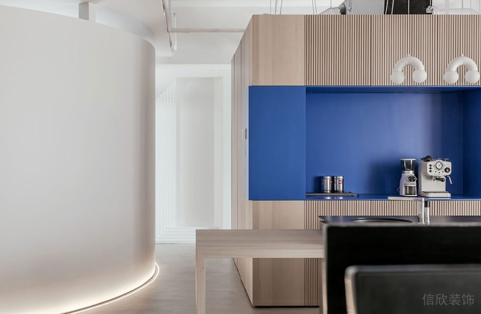 現(xiàn)代北歐風商務辦公場所茶水休閑區(qū)裝修圖