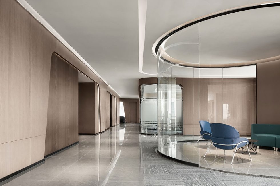 現(xiàn)代北歐風商務辦公空間玻璃隔斷洽談室裝修圖