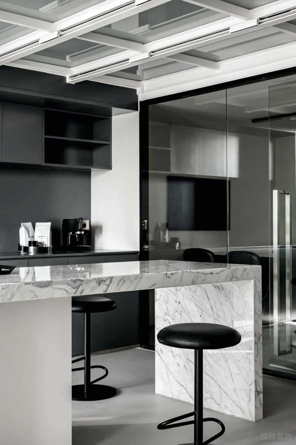 現(xiàn)代風(fēng)格辦公空間案例茶水間設(shè)計(jì)裝修圖