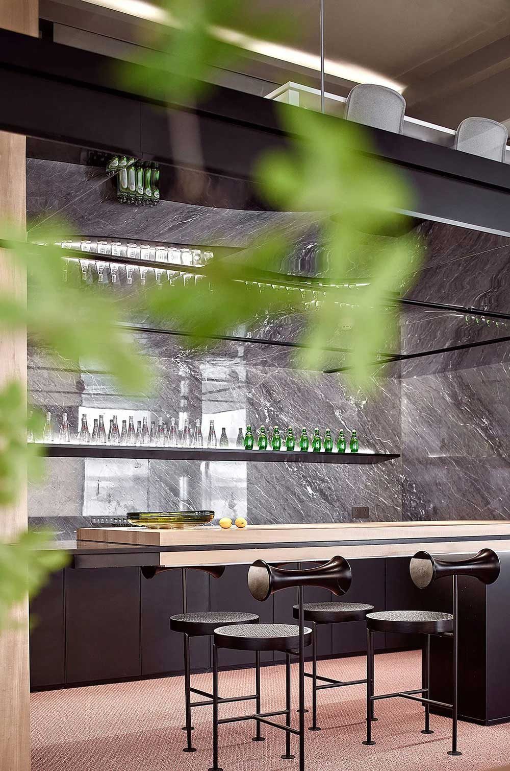 現(xiàn)代風(fēng)格辦公空間吧臺休閑區(qū)設(shè)計裝修圖