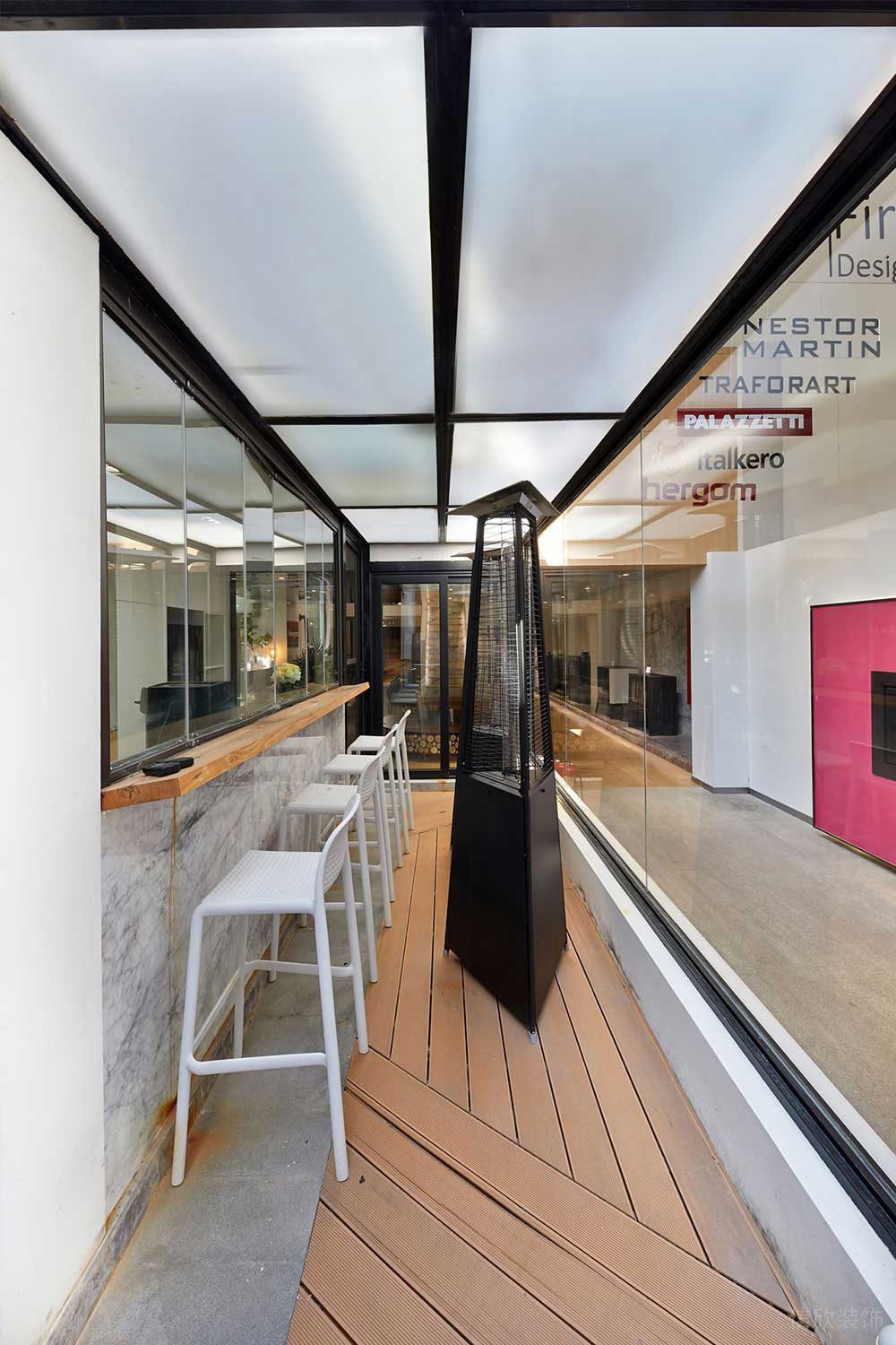 現(xiàn)代風(fēng)格辦公室案例吧臺休閑區(qū)設(shè)計裝修圖