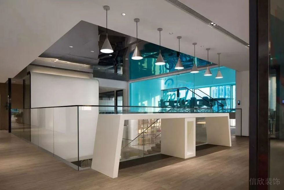 現(xiàn)代風格辦公室連廊設(shè)計裝修圖