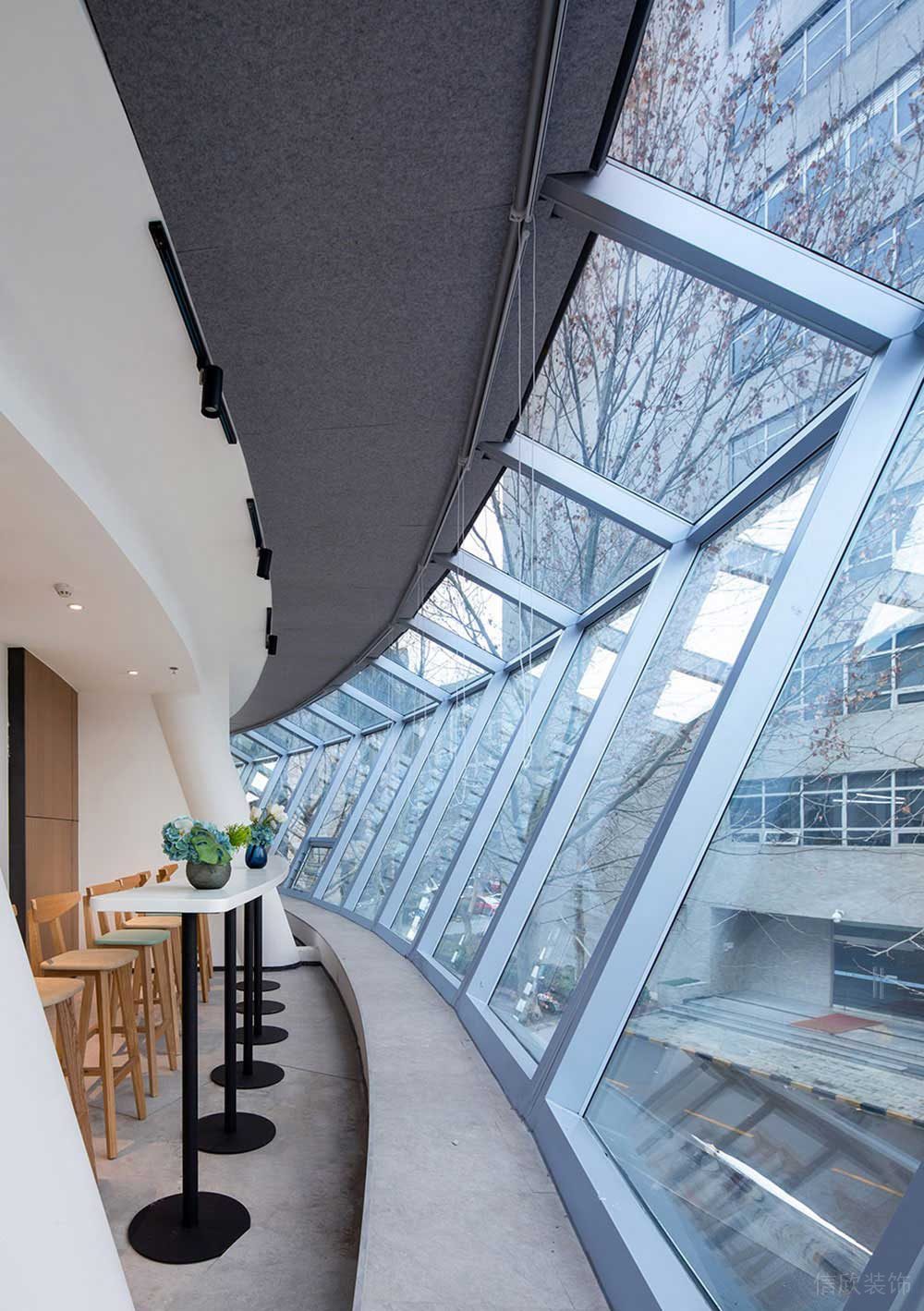 現(xiàn)代風(fēng)格公共辦公室吧臺(tái)休閑區(qū)裝修圖