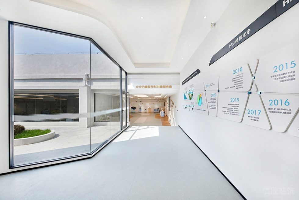 現(xiàn)代風(fēng)格公共辦公室過(guò)道裝修圖