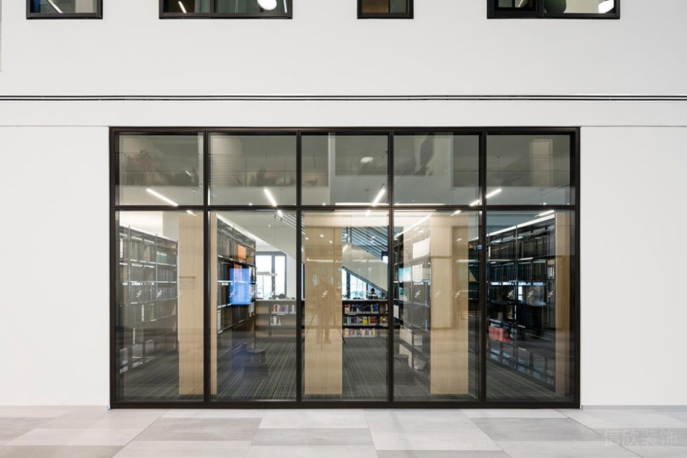 現(xiàn)代風格商務辦公場所門廊設計裝修圖