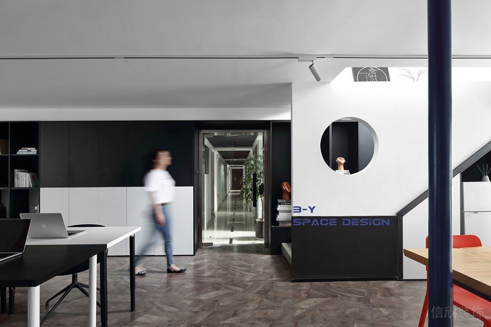 現(xiàn)代風格商務辦公室過道設計裝修圖