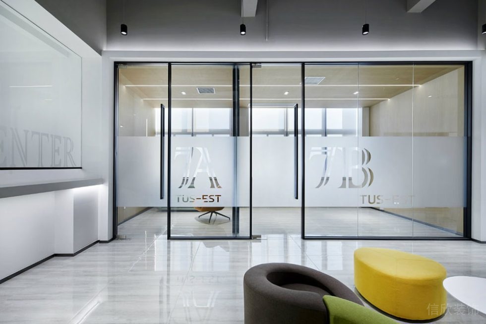 現(xiàn)代風(fēng)格商務(wù)辦公室門廳休息區(qū)裝修圖