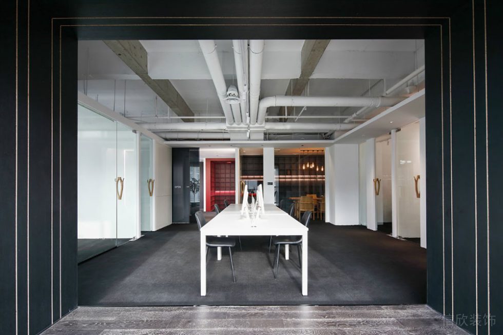 現(xiàn)代工業(yè)風(fēng)辦公場所案例門廊空間設(shè)計裝修圖