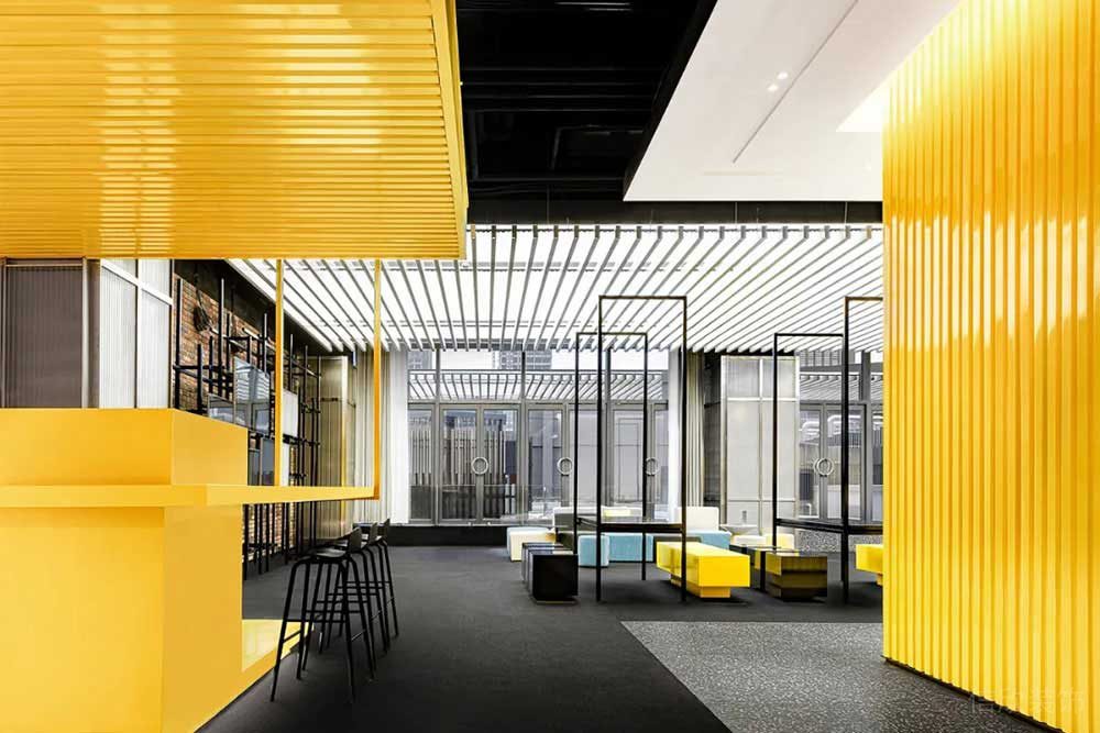 現(xiàn)代工業(yè)風(fēng)辦公空間多功能工作廳裝修圖