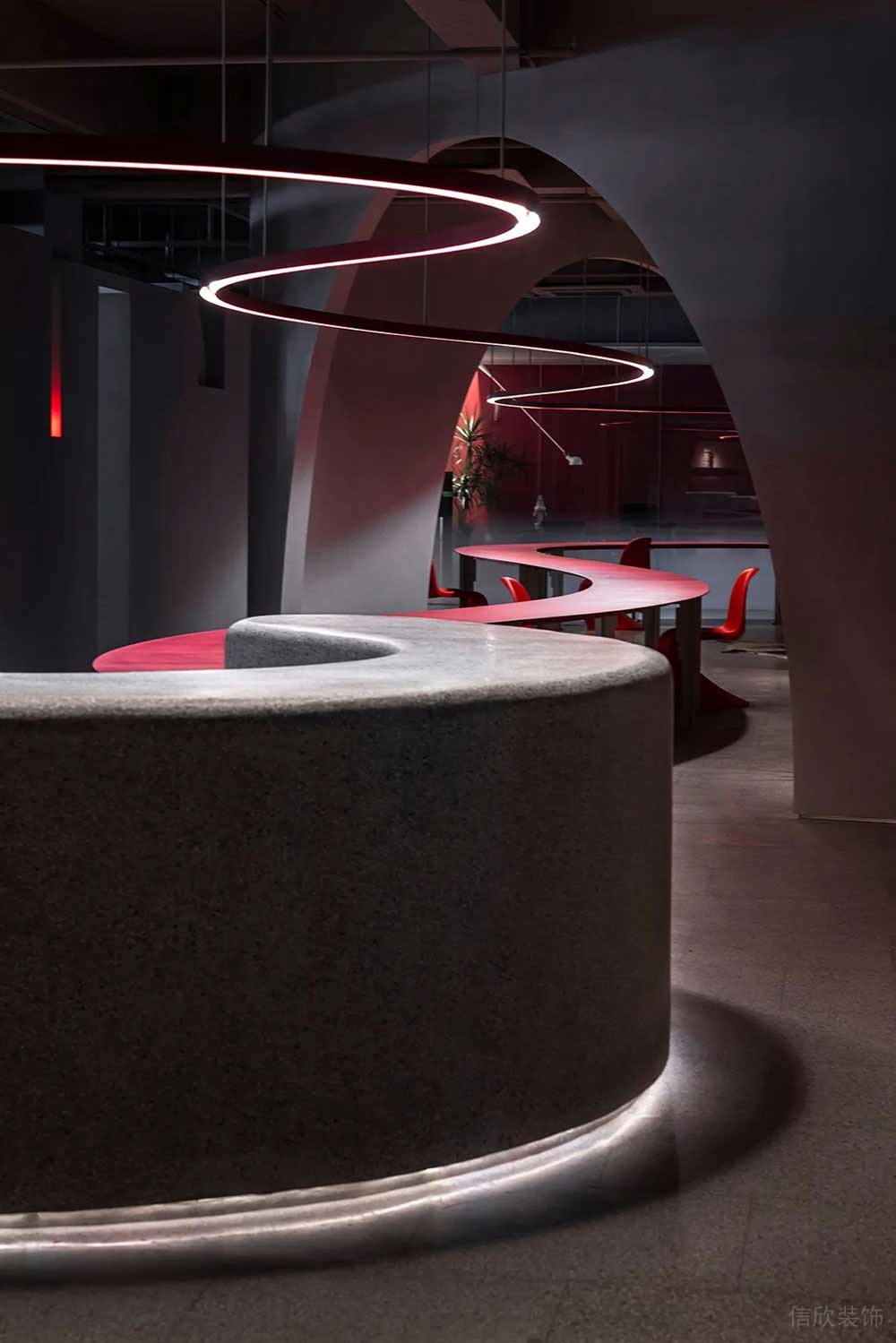 現(xiàn)代工業(yè)風(fēng)商務(wù)辦公室弧形吧臺(tái)工作區(qū)裝修圖