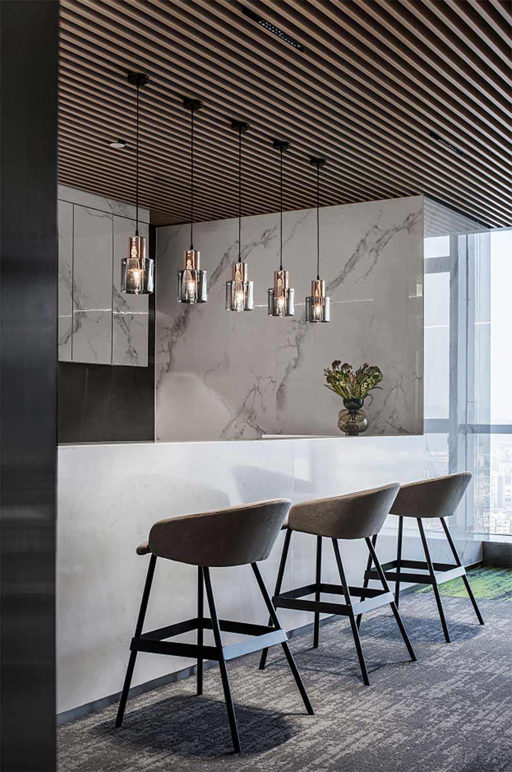 現(xiàn)代簡約風(fēng)辦公場所案例吧臺(tái)休息區(qū)設(shè)計(jì)裝修圖