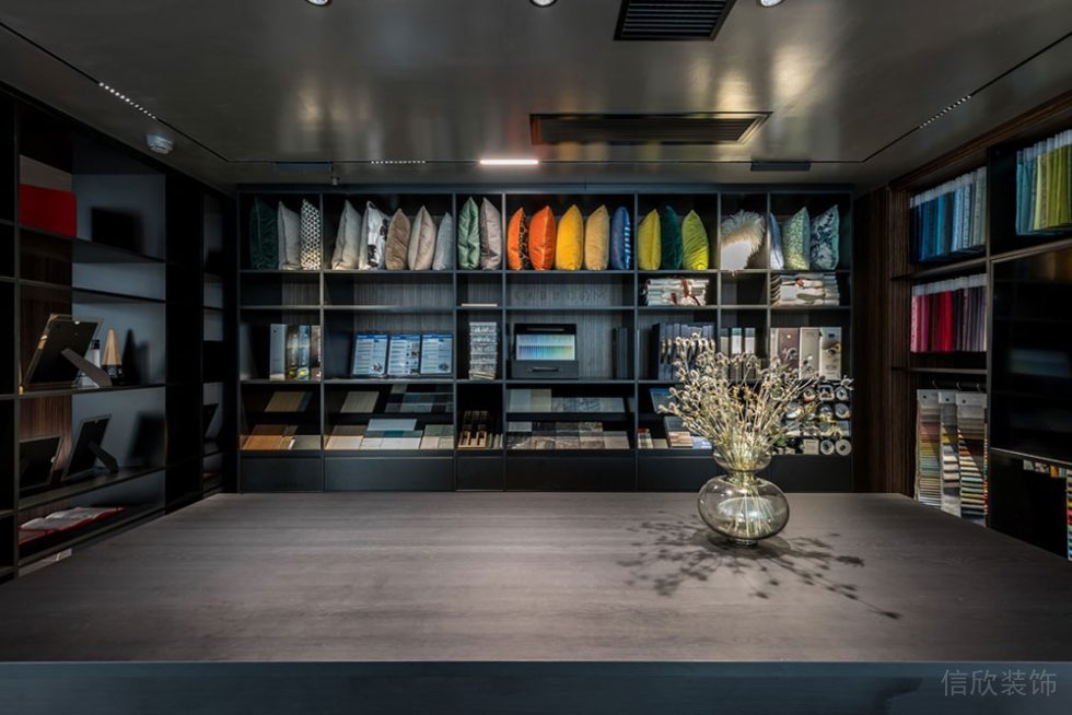 現(xiàn)代簡(jiǎn)約風(fēng)辦公場(chǎng)所案例陳列室裝修圖