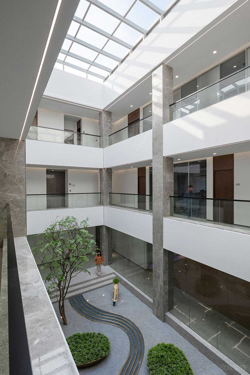 現(xiàn)代簡(jiǎn)約風(fēng)格辦公空間案例中庭設(shè)計(jì)裝修圖