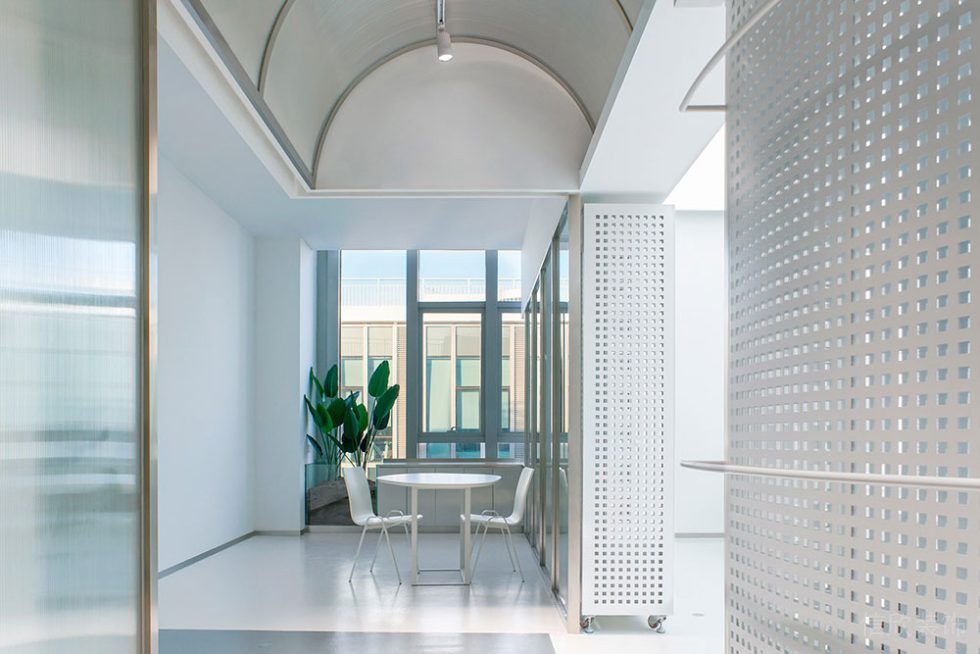 現(xiàn)代簡約風(fēng)格商務(wù)辦公場所走廊休閑區(qū)裝修圖