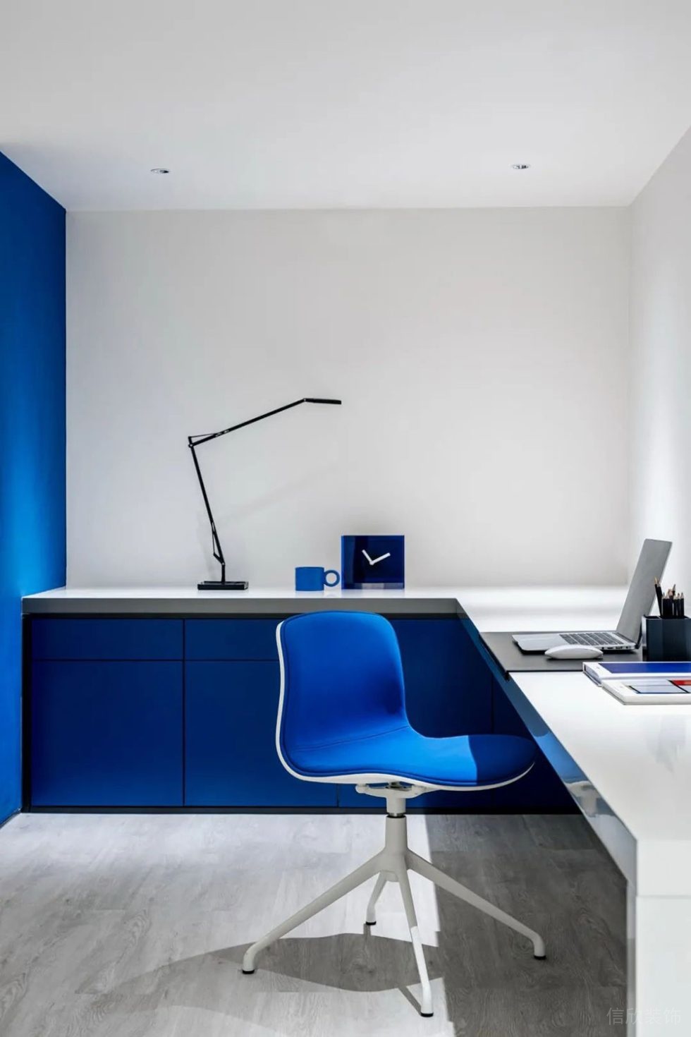 現(xiàn)代簡(jiǎn)約風(fēng)格商務(wù)辦公空間部門(mén)主管辦公室裝修圖