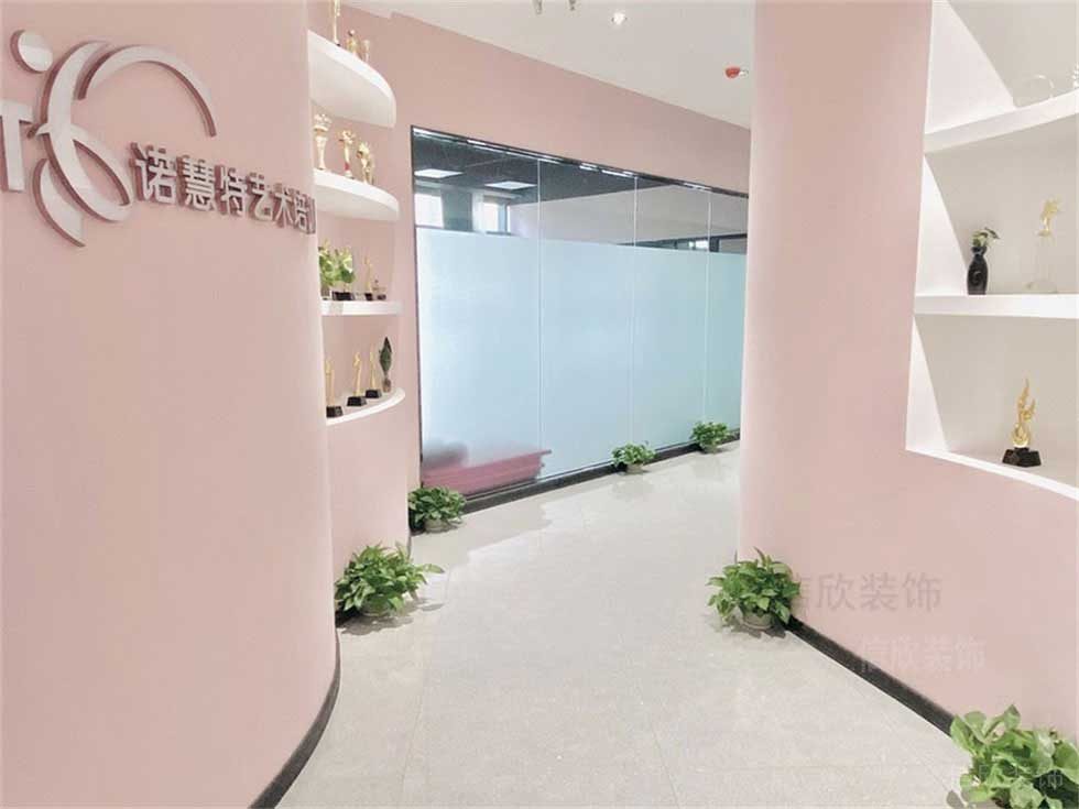 若惠特藝術(shù)培訓(xùn)中心粉色墻體過(guò)道設(shè)計(jì)簡(jiǎn)約效果榮譽(yù)墻形象展示大理石過(guò)道效果