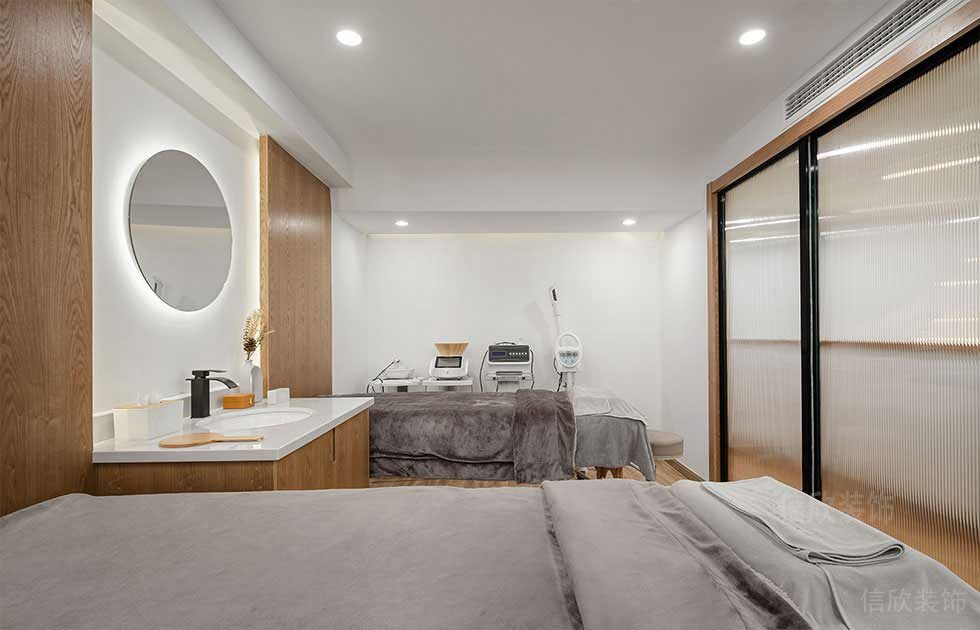 美容店裝修黑色邊框水紋玻璃隔斷。