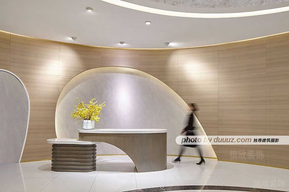 實(shí)木裝修前臺(tái)區(qū)辦公室過道效果圖弧線創(chuàng)意設(shè)計(jì)大理石地板