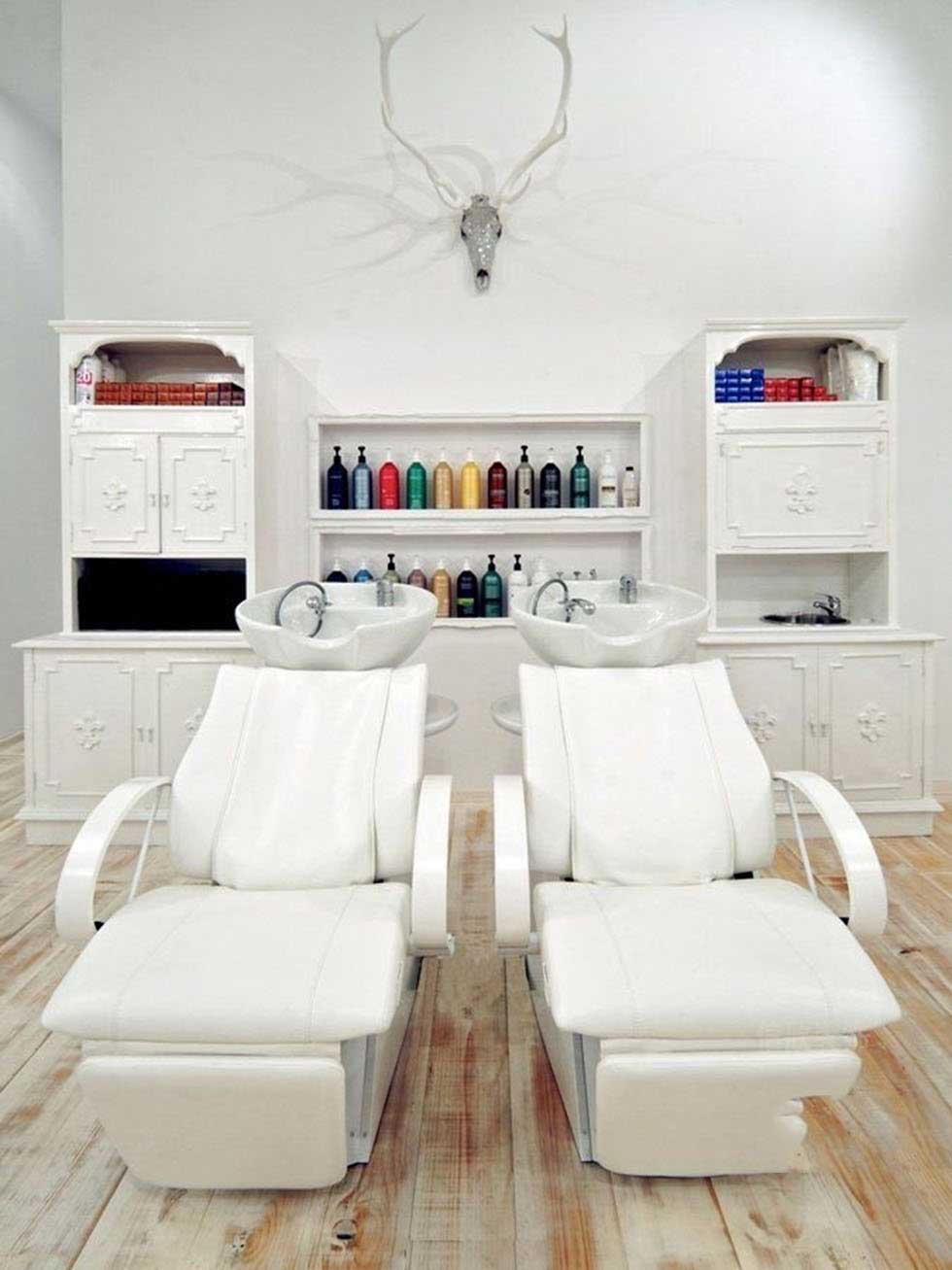 白色的美發(fā)店洗發(fā)區(qū)裝修設計