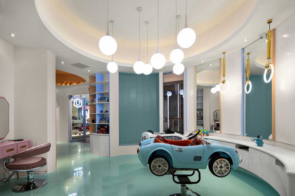 兒童游樂區(qū)圓形的天花吊頂，白色的球形燈泡。