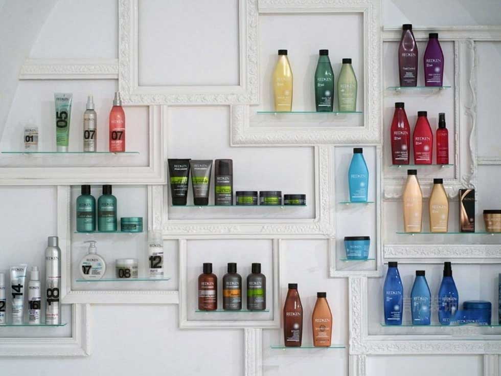 白色的美發(fā)店背景墻裝修設計