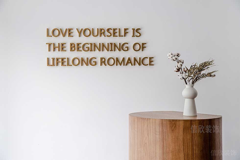 形象墻面金色的英文字