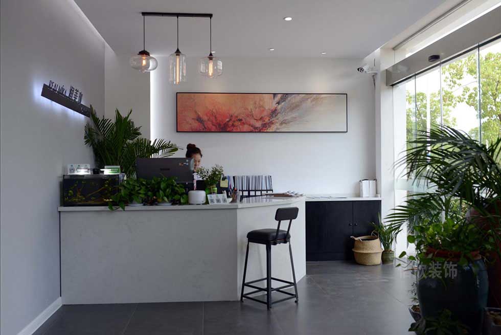 潤美珈深圳美容店前臺裝修設(shè)計