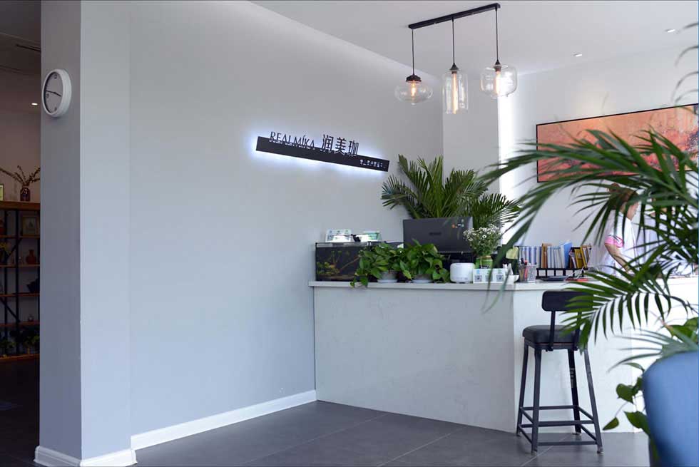 美容店白色接待服務(wù)臺設(shè)計圖