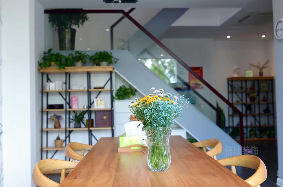 美容店樓梯旁邊鋼木結(jié)構(gòu)展示柜