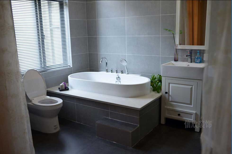 衛(wèi)生間白色橢圓形小浴缸