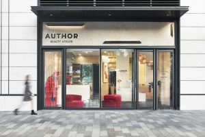 店鋪紅色沙發(fā)黑色金屬門(mén)框玻璃墻壁隔智能平推門(mén)裝修效果圖