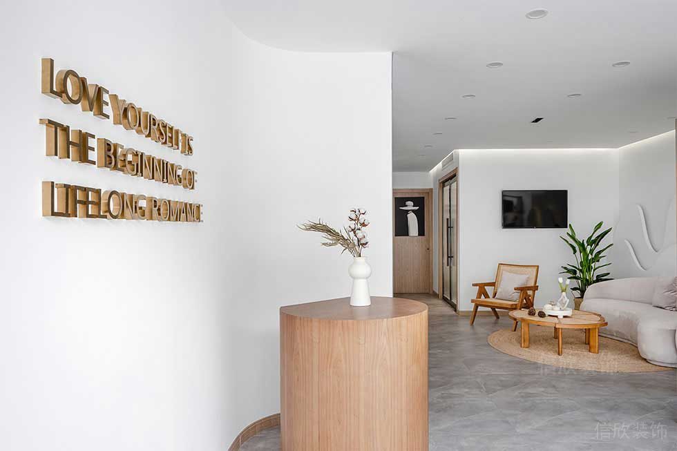 形象墻面金色的英文logo